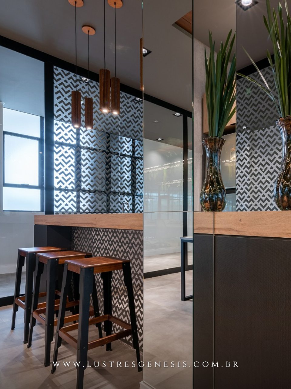 Lumin&aacute;ria pendente modelo cacto com acabamento em madeira, ideal para mesa de jantar, quartos, salas e escrit&oacute;rios, da marca Attimo.